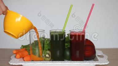 蔬菜冰沙排毒-胡萝卜，甜菜和绿色沙拉。 素食有机食品。 鲜榨果汁鸡尾酒